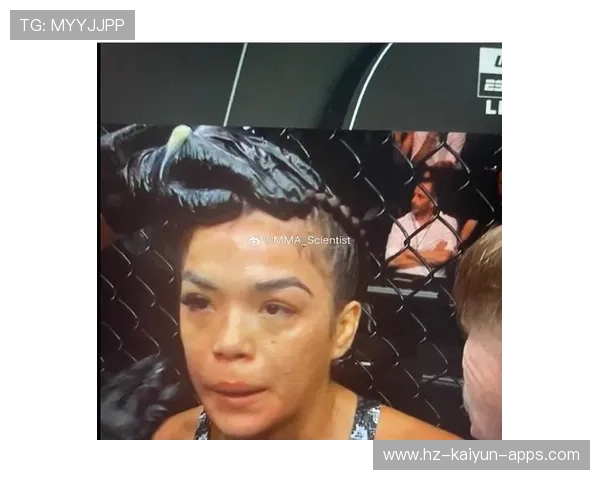 UFC 女选手打到假睫毛掉落